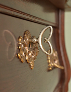 j-960-f アンティークチェストの鍵穴