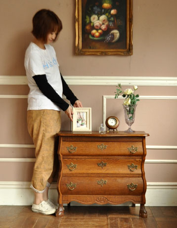 とっても可愛いチェスト。ベッドやソファの横など、どこにでもちょこんと置けるコンパクトサイズで便利です。一番上のオープン棚は、雑誌や本をすっきり収納出来ます。中もキレイにお直ししてありますので、安心して使ってくださいね。(j-787-f) j-787-f アンティークチェストのモデル入り