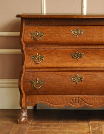 ピカピカにお直ししてあります。天板の上には、雑貨や写真などを飾ってディスプレイも楽しんでくださいね。(j-787-f) j-787-f アンティークチェストの天板