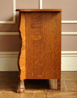 サイドもカットが施され、どこから見ても絵になる美しさです。丈夫に作られているので、安心してお使いいただけます。(j-787-f) j-787-f アンティークチェストの横から