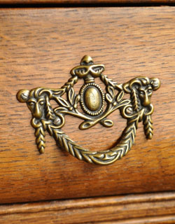 エンブレムをモチーフにした優雅な取っ手。ポイントになる取っ手です。両サイドについているので引きやすいですよ。(j-787-f) j-787-f アンティークチェストの取っ手