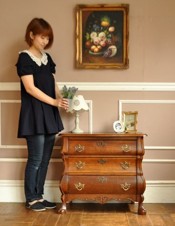 j-980-f アンティークチェスト（コモード）のモデル入り