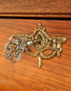 j-980-f アンティークチェスト（コモード）の鍵穴