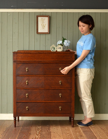 j-986-f アンティークバチェラーズチェスト（ドレッサー）のモデル入り