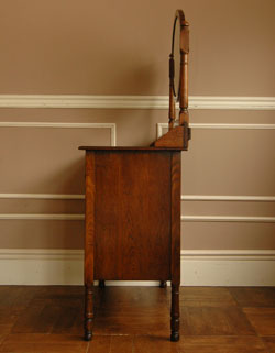 とっても女性らしいアンティークドレッシングチェスト