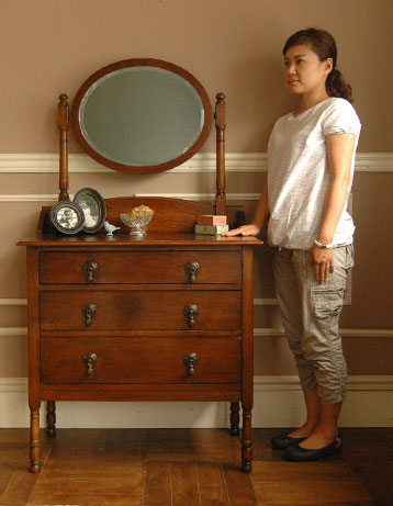 とっても女性らしいアンティークドレッシングチェスト