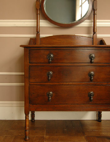 とっても女性らしいアンティークドレッシングチェスト