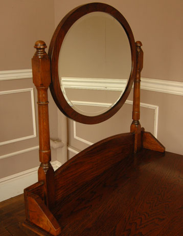 とっても女性らしいアンティークドレッシングチェスト