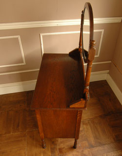 とっても女性らしいアンティークドレッシングチェスト