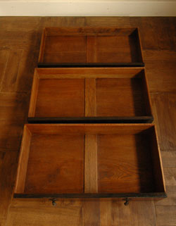 とっても女性らしいアンティークドレッシングチェスト