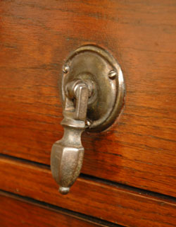 とっても女性らしいアンティークドレッシングチェスト