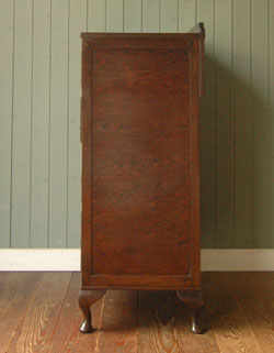 大人カラーが上品で素敵。落ち着きのあるアンティークチェスト