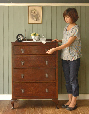 大人カラーが上品で素敵。落ち着きのあるアンティークチェスト