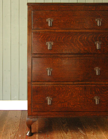 大人カラーが上品で素敵。落ち着きのあるアンティークチェスト