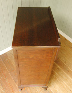 大人カラーが上品で素敵。落ち着きのあるアンティークチェスト