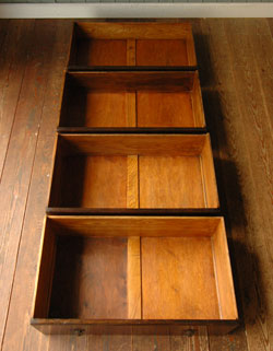 大人カラーが上品で素敵。落ち着きのあるアンティークチェスト