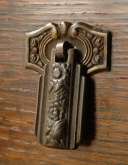 大人カラーが上品で素敵。落ち着きのあるアンティークチェスト