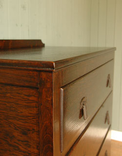 大人カラーが上品で素敵。落ち着きのあるアンティークチェスト