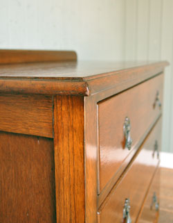 大人カラーがかっこいい！落ち着きのあるアンティークチェスト