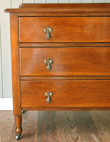 大人カラーがかっこいい！落ち着きのあるアンティークチェスト