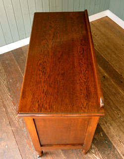 大人カラーがかっこいい！落ち着きのあるアンティークチェスト