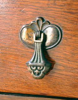 大人カラーがかっこいい！落ち着きのあるアンティークチェスト