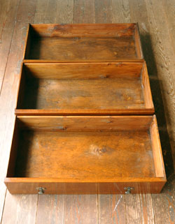 大人カラーがかっこいい！落ち着きのあるアンティークチェスト