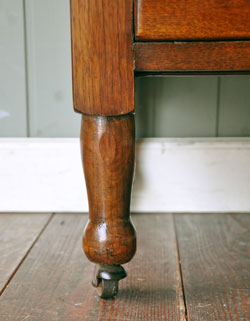 大人カラーがかっこいい！落ち着きのあるアンティークチェスト