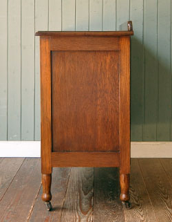 大人カラーがかっこいい！落ち着きのあるアンティークチェスト