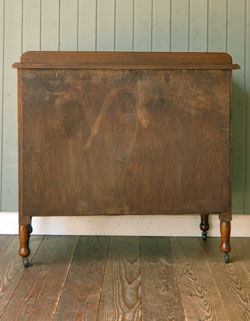 大人カラーがかっこいい！落ち着きのあるアンティークチェスト