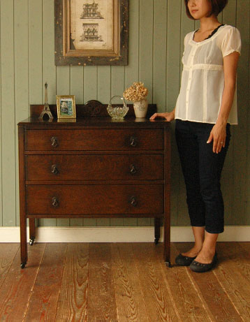 大人カラーがかっこいい！落ち着きのあるアンティークチェスト