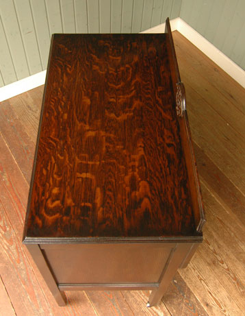 大人カラーがかっこいい！落ち着きのあるアンティークチェスト