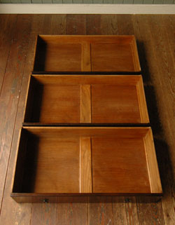 大人カラーがかっこいい！落ち着きのあるアンティークチェスト