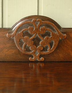 大人カラーがかっこいい！落ち着きのあるアンティークチェスト