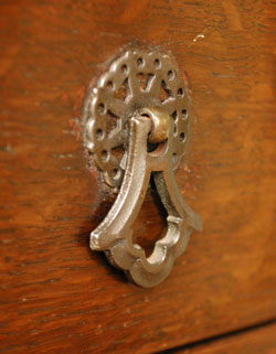 大人カラーがかっこいい！落ち着きのあるアンティークチェスト