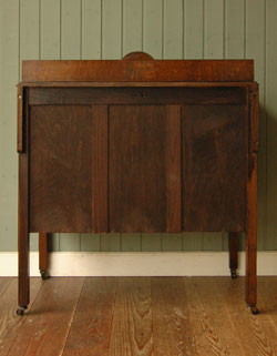 大人カラーがかっこいい！落ち着きのあるアンティークチェスト