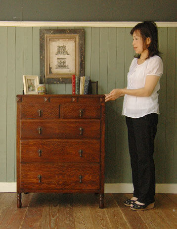 大人カラーがかっこいい！落ち着きのあるアンティークチェスト