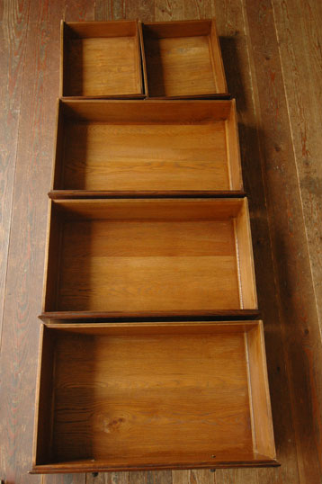 大人カラーがかっこいい！落ち着きのあるアンティークチェスト