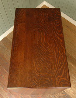 大人カラーがかっこいい！落ち着きのあるアンティークチェスト