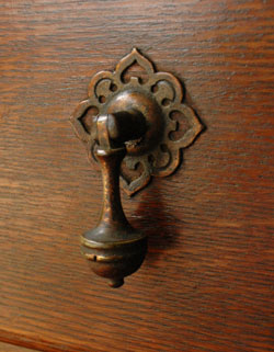 大人カラーがかっこいい！落ち着きのあるアンティークチェスト