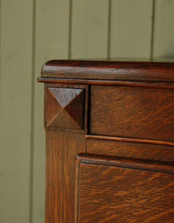 大人カラーがかっこいい！落ち着きのあるアンティークチェスト