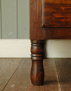 大人カラーがかっこいい！落ち着きのあるアンティークチェスト