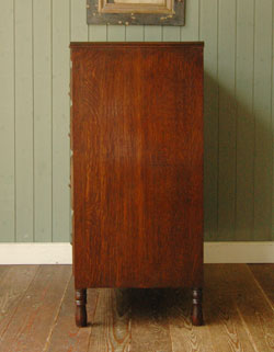 大人カラーがかっこいい！落ち着きのあるアンティークチェスト