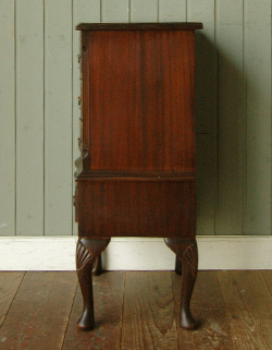 ベッドサイドに置いて
便利に使える優雅なチェスト