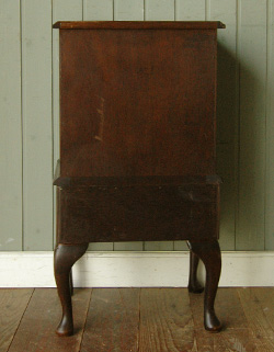 ベッドサイドに置いて
便利に使える優雅なチェスト