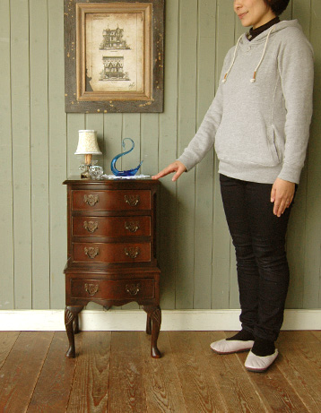 ベッドサイドに置いて
便利に使える優雅なチェスト