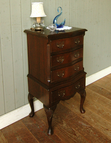 ベッドサイドに置いて
便利に使える優雅なチェスト