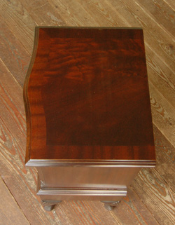 ベッドサイドに置いて
便利に使える優雅なチェスト