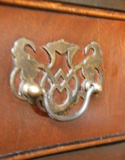 ベッドサイドに置いて
便利に使える優雅なチェスト