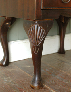 ベッドサイドに置いて
便利に使える優雅なチェスト